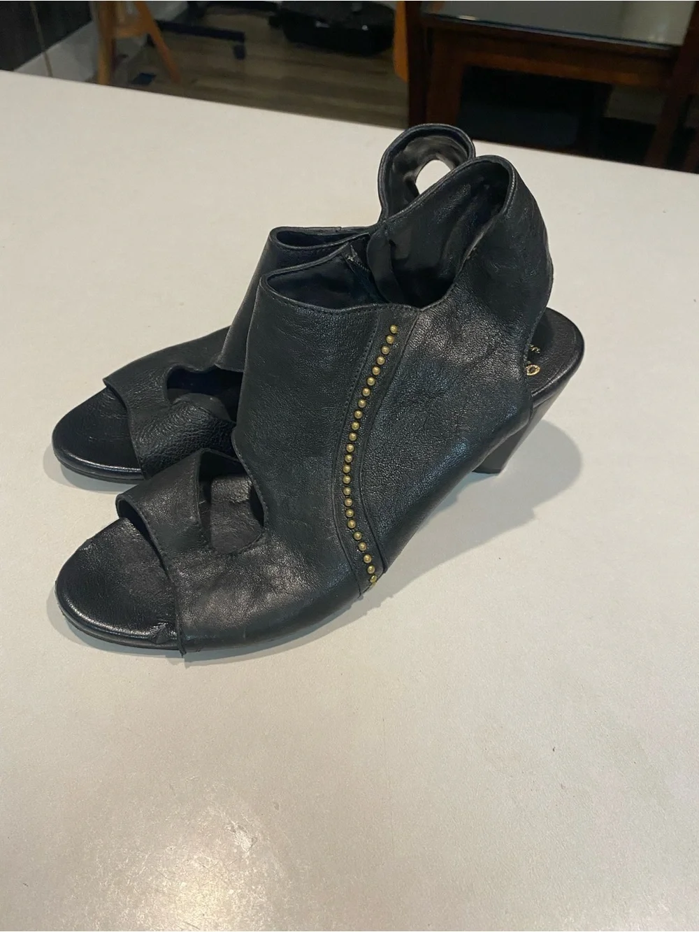 CALLEEN CORDERO KATRA CUT OUT SUPPLE BLACK LEATHER HEELS GOLD ACCENTS SEXY SZ 8